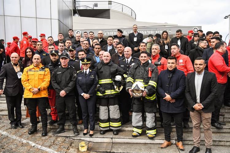 Con una exhibición de alto riesgo, los Bomberos de la Policia celebraron sus 135 años