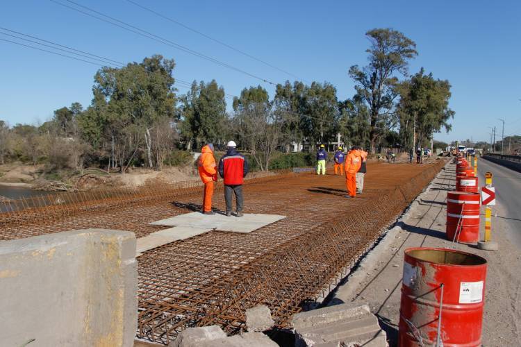 Schiaretti supervisó la obra del nuevo puente entre Villa María y Villa Nueva