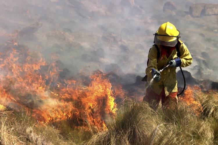 Por los intensos vientos, hay tres incendios activos en la provincia