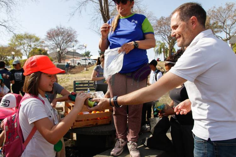 Un gran número de voluntarios se sumaron a limpiar la Costanera