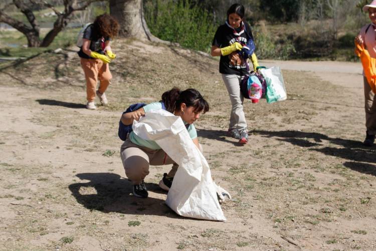 Un gran número de voluntarios se sumaron a limpiar la Costanera