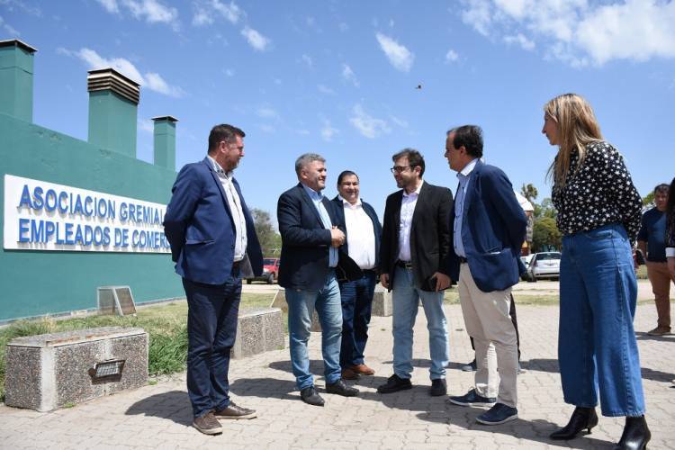 Más de 70 familias de empleados de comercio ya cuentan con las escrituras de sus viviendas