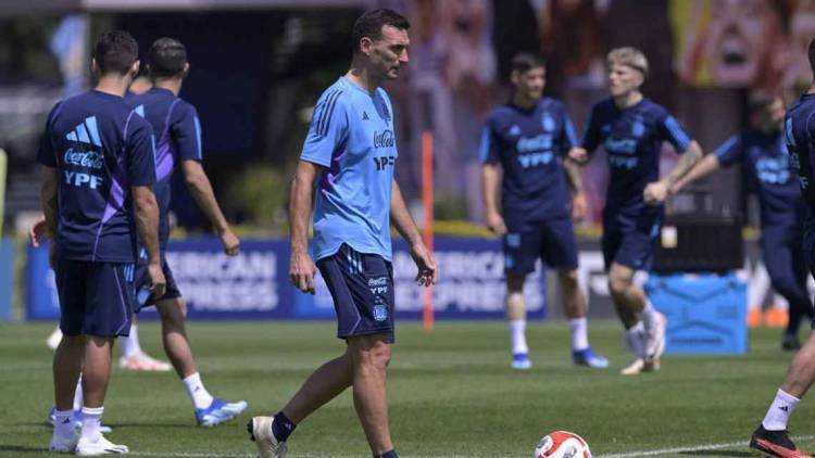 Scaloni: "No sé si el partido con Uruguay se jugará en el Kempes"