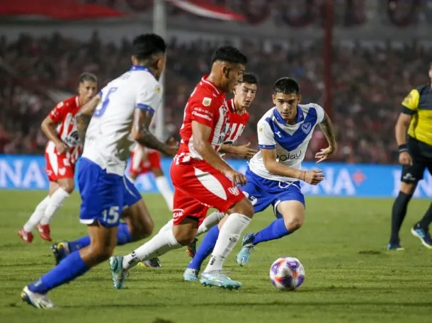 Instituto perdió con Vélez