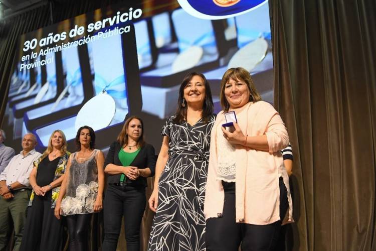 Trabajadores de Administración Pública recibieron un emotivo homenaje