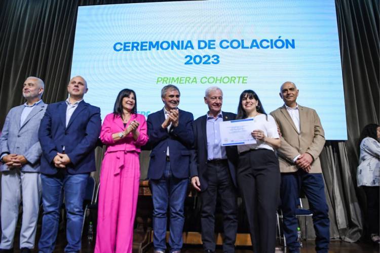 En un emotivo acto, el Instituto Superior Politécnico Córdoba presentó a sus primeros egresados