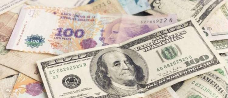 Suben impuestos y realizar compras en dólares con tarjeta es más caro: ¿a cuánto aumentó y desde cuándo aplica?