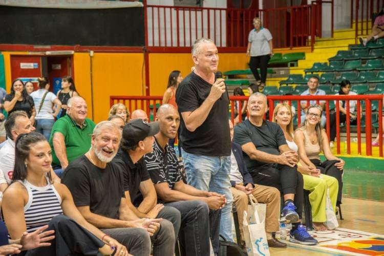 Desde ahora, el campo de juego del Polideportivo  Cerutti lleva el nombre de Marcelo Milanesio