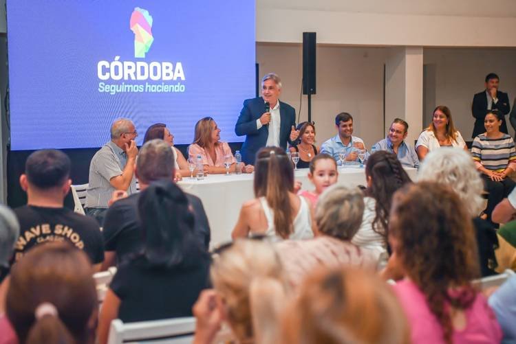 Llaryora entregó créditos y habilitó obras de pavimentación