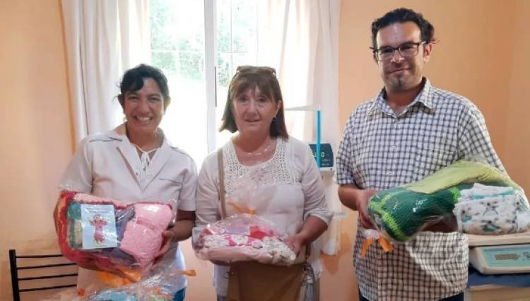 Agua de Oro: un taller donó ajuares para recién nacidos