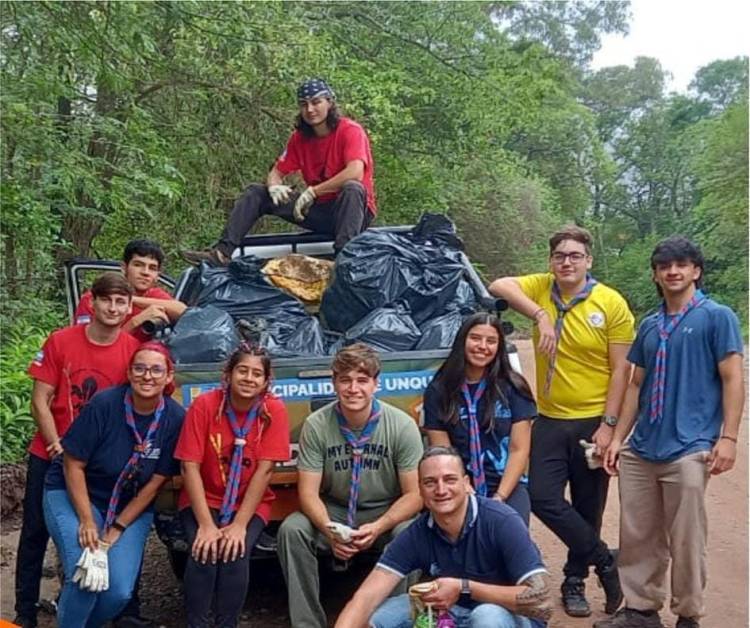 Un grupo de Scouts limpió el arroyo de Unquillo