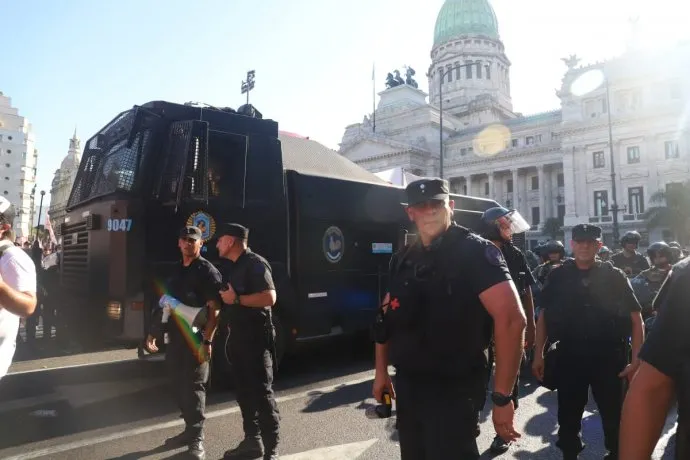 Manifestantes de izquierda frente al Congreso: "No nos vamos a mover"