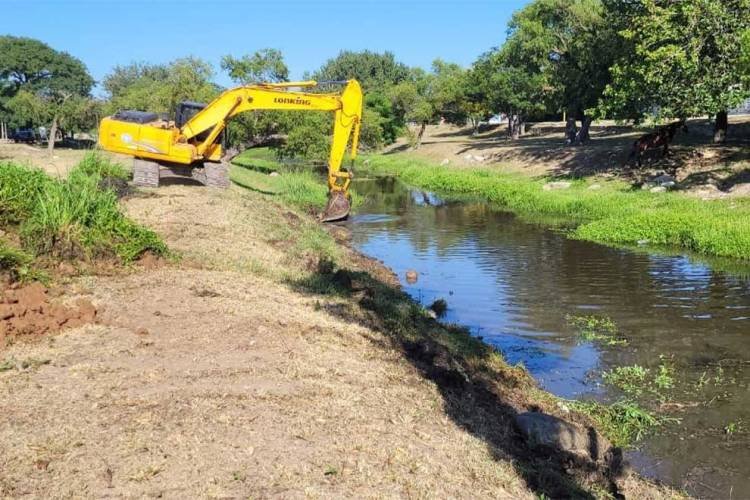 Accionan para mejorar el escurrimiento del río Cruz del Eje