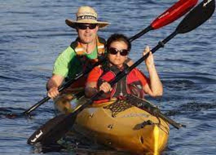 Proponen una divertida aventura en kayaks para enamorados