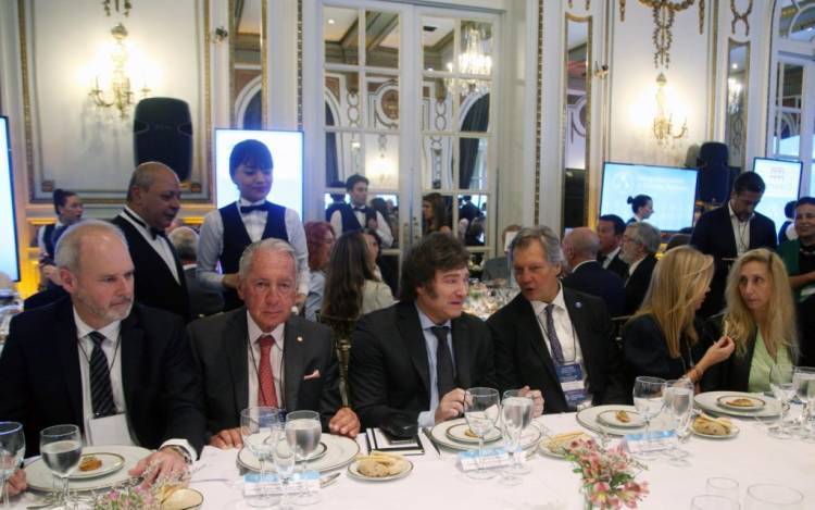 En busca de atraer inversiones, una gran comitiva de empresarios acompaña al presidente Milei en Roma
