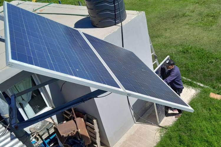 En todas las escuelas rurales, llevan adelante obras de mantenimiento con equipos de energía renovable