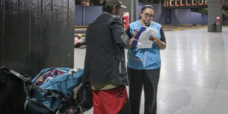 Personas que viven en la calle reciben contención del Municipio