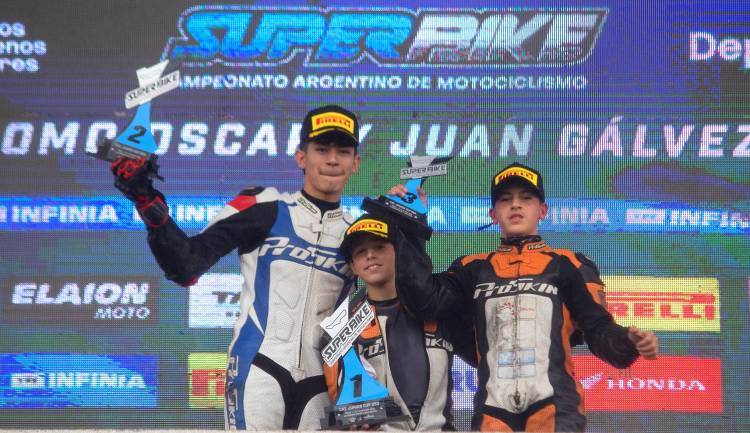 Gran debut de jóvenes bellvillenses en torneo argentino de motociclismo