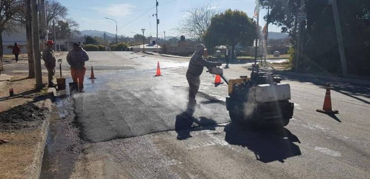 Avanzan las tareas de bacheo en las calles de La Calera