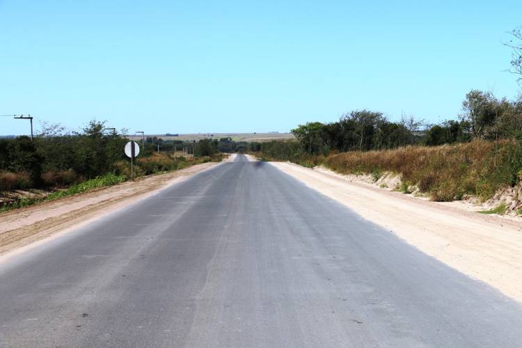 La Provincia ejecuta obras que contribuirán al desarrollo social y comercial de Las Albahacas y Villa El Chacay
