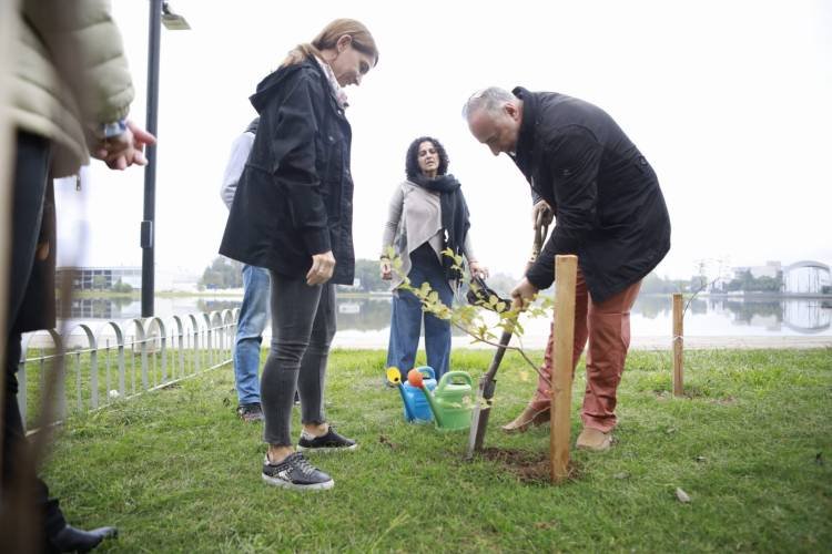Con más de 70 ejemplares, inauguraron el Bosque de Bolsillo en la costanera villamariense