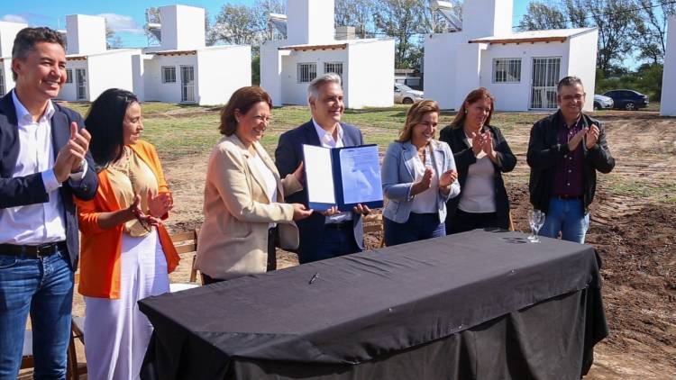 Martín Llaryora y Paola Nanini entregaron 24 viviendas en Colonia Caroya