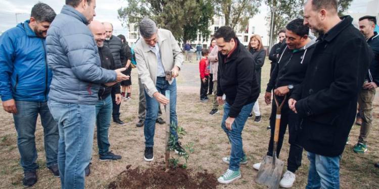 Passerini participó de la forestación de las plazas de barrio Procrear Liceo
