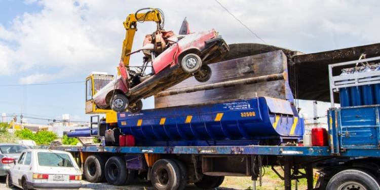 Continúa el trabajo de eliminación de autos abandonados