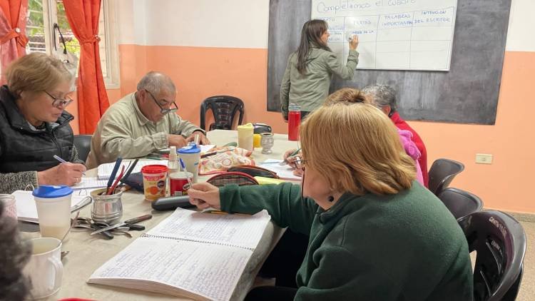 “Nunca es tarde” repiten los adultos mayores que asisten al Centro Vecinal Villa Serrana para concluir sus estudios