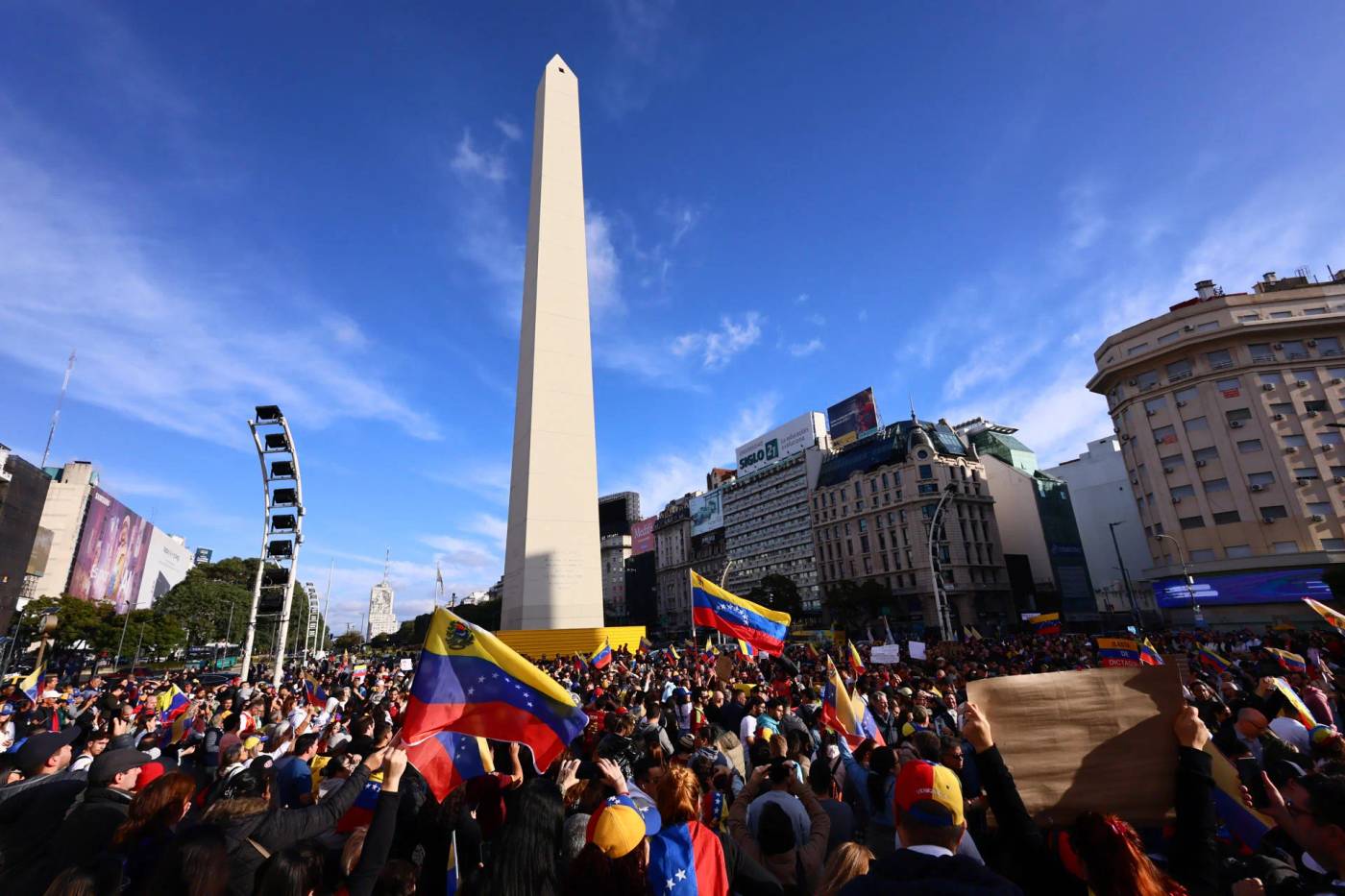 Masiva marcha de venezolanos en el Obelisco en contra de Maduro