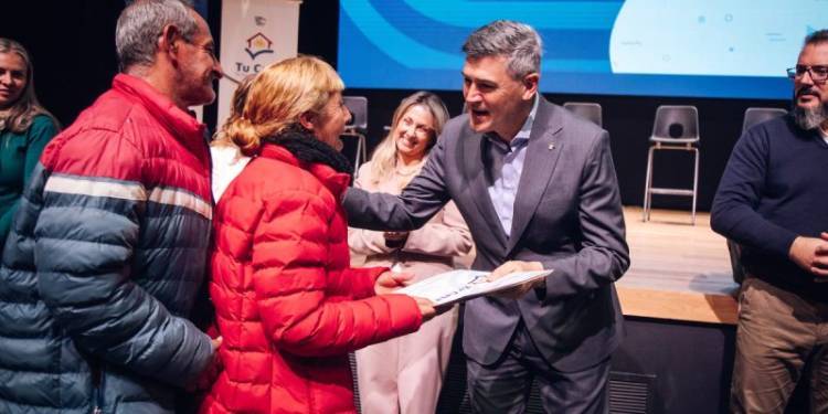 Más de 300 familias cordobesas recibieron las escrituras de sus hogares