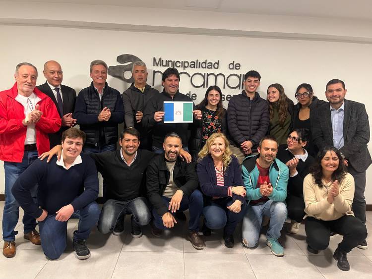 Emotiva presentación de la bandera de Miramar de Ansenuza