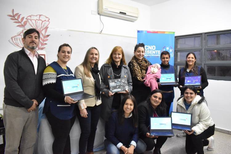 Futuros docentes de Despeñaderos recibieron netbooks de la Provincia
