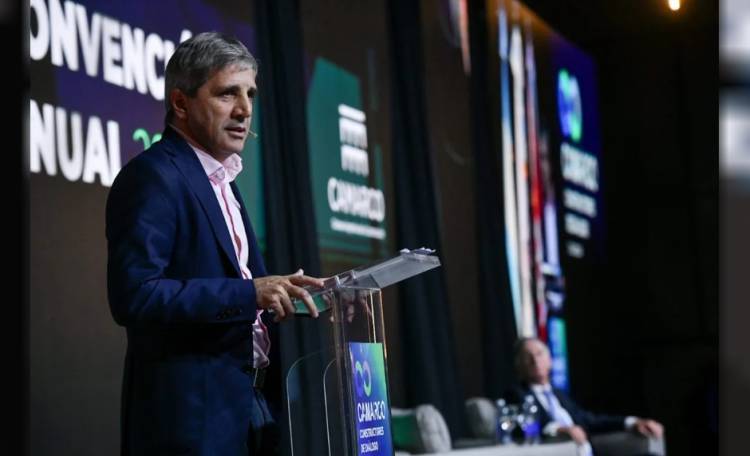 Caputo confirmó que desde septiembre baja 10 puntos el impuesto PAÍS