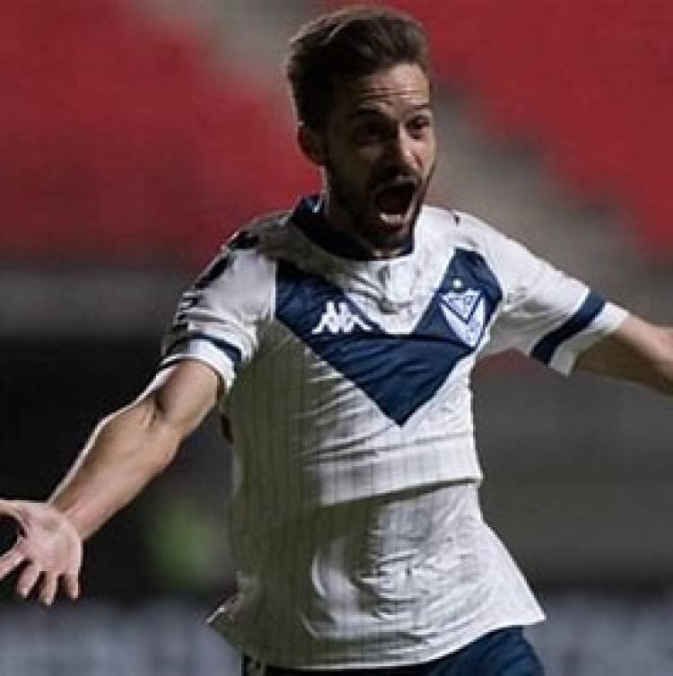 En el Kempes bajo una intensa lluvia Vélez venció a Boca 4 a 3