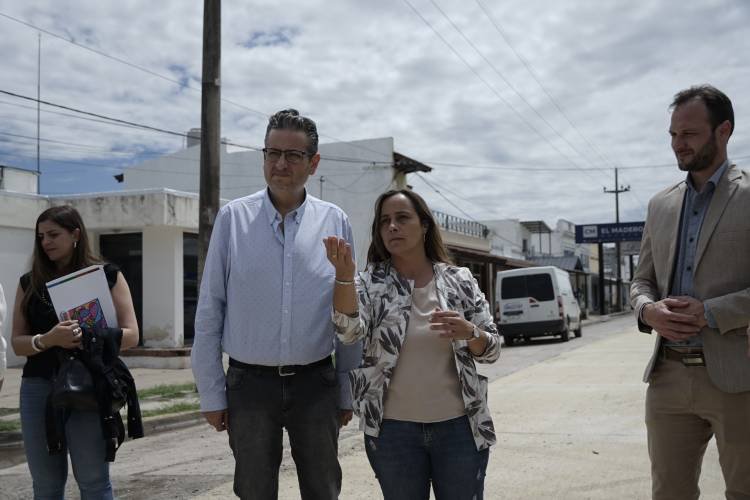 Gobierno sigue apostando por la obra pública: Repavimentan la ruta provincial 6 en Inriville