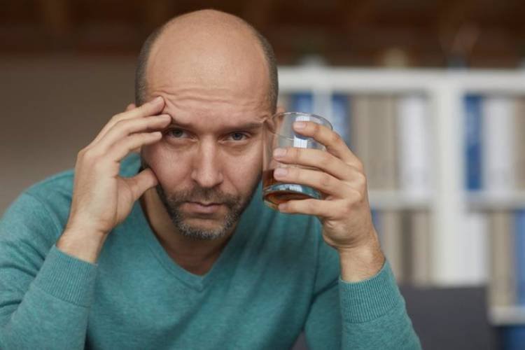 ¿El consumo de alcohol influye en la caída del pelo?