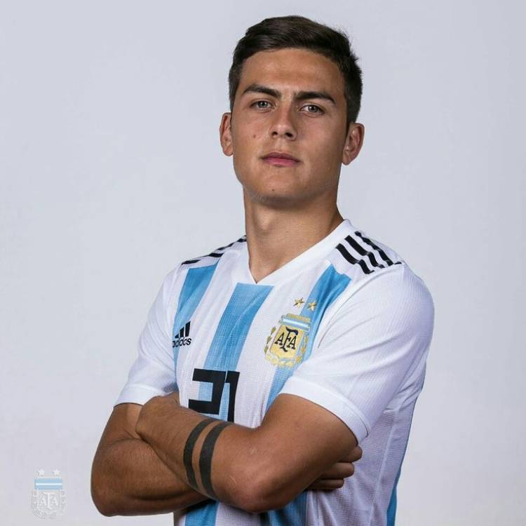 Surtido de fútbol: el 2025, los conjuntos de la Docta y la Roma con Dybala