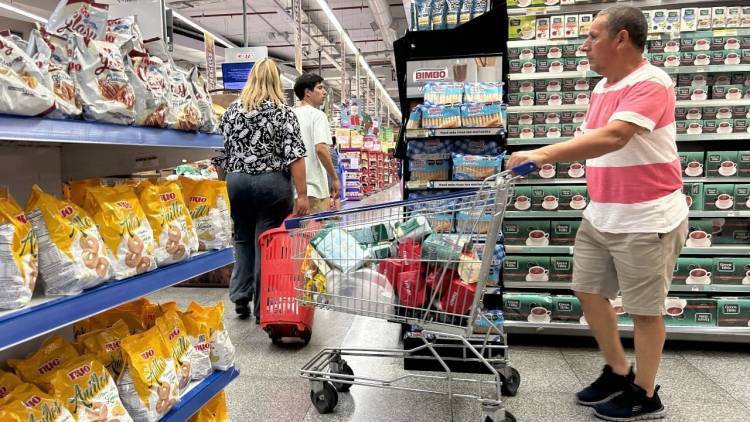 Inflación: Aseguran que en el 2024 culminó con casi 100 puntos por debajo del 2023