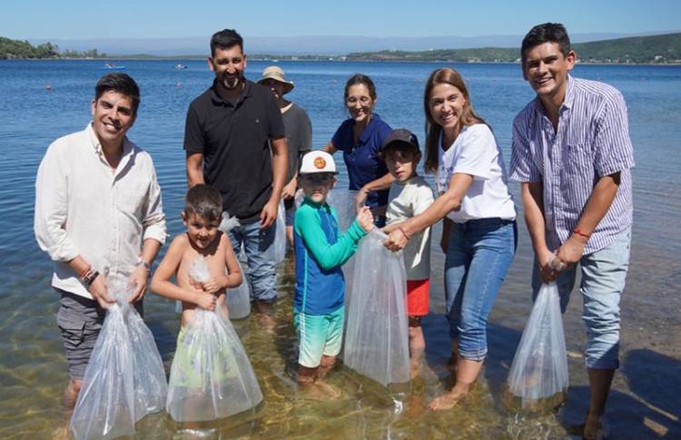 En Embalse, Ambiente llevó a cabo una siembra de peces