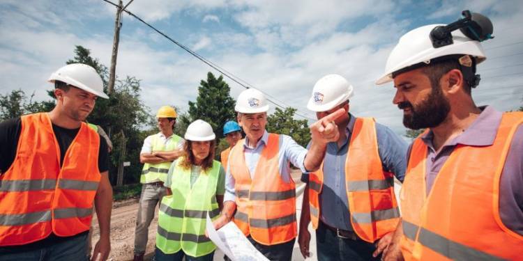 Passerini recorrió las obras de pavimentación en el acceso al Complejo Ambiental Piedras Blancas