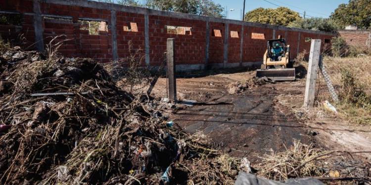 Retiraron ocho toneladas de basura en un baldío privado de barrio Parque República