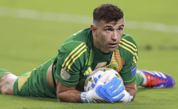 Nuevas reglas en el fútbol: se castigará a los arqueros que retengan el balón