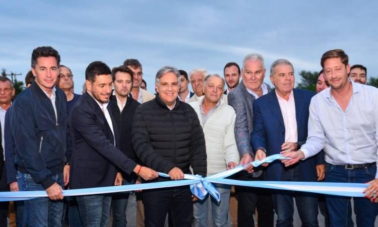 Llaryora inauguró la pavimentación de 25 km de caminos secundarios que unen Rio Tercero con el paraje Tres Pozos 