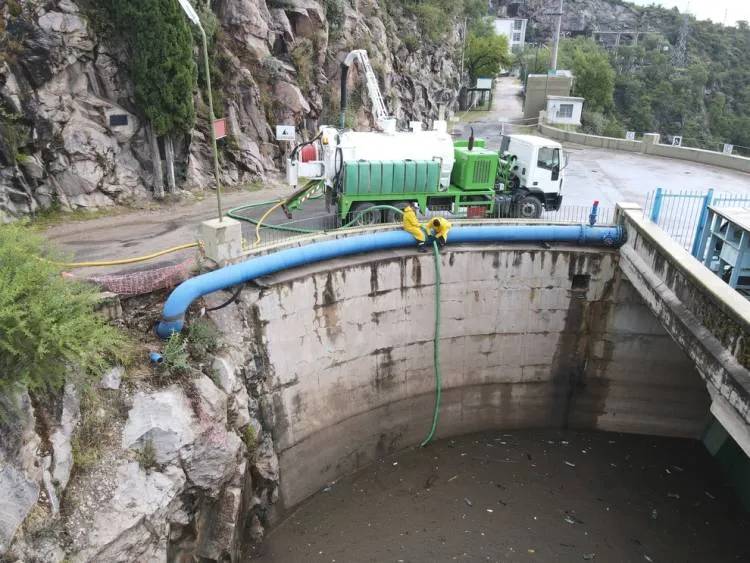 La Provincia realizó una limpieza en el Dique La Viña