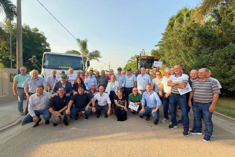 El Ministro Busso entregó subsidios a consorcios camineros del este provincial