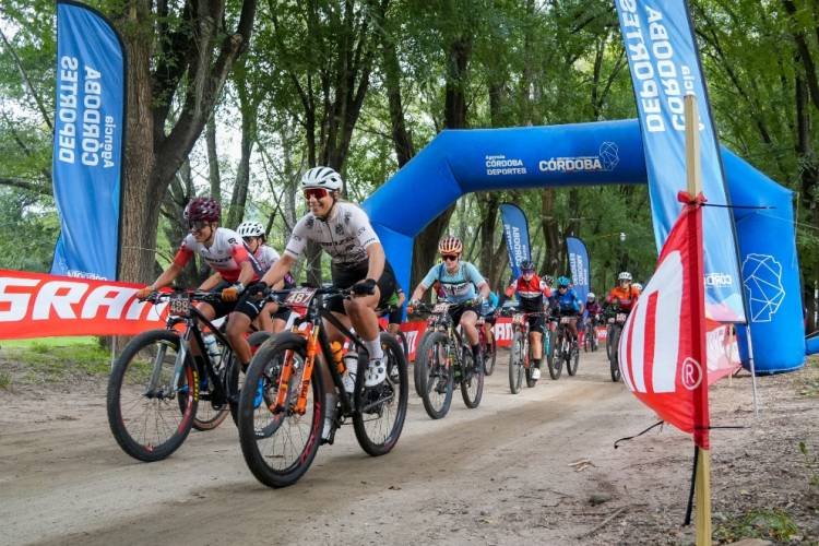 Un centenar de ciclistas participaron de la Vuelta a Alpa Corral