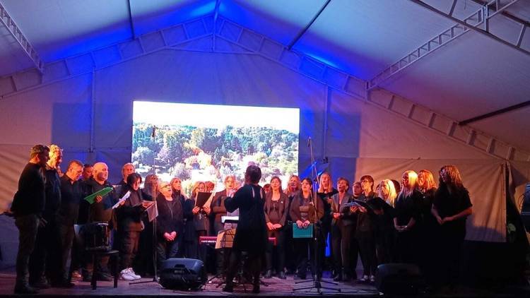 Con un interesante repertorio, el Coro de la Legislatura se presentó en la 15ª Feria del Libro de La Granja