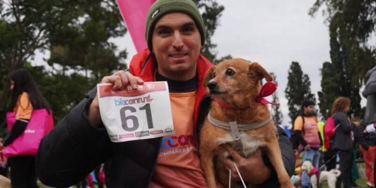 Más de 300 perros con sus dueños participaron de la primera correcaminata canina en el Parque Sarmiento