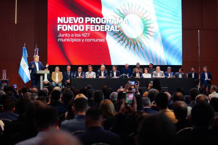 Con la participación de  más de 400 intendentes y jefes comunales, Llaryora firmó el Fondo Federal Cordobés
